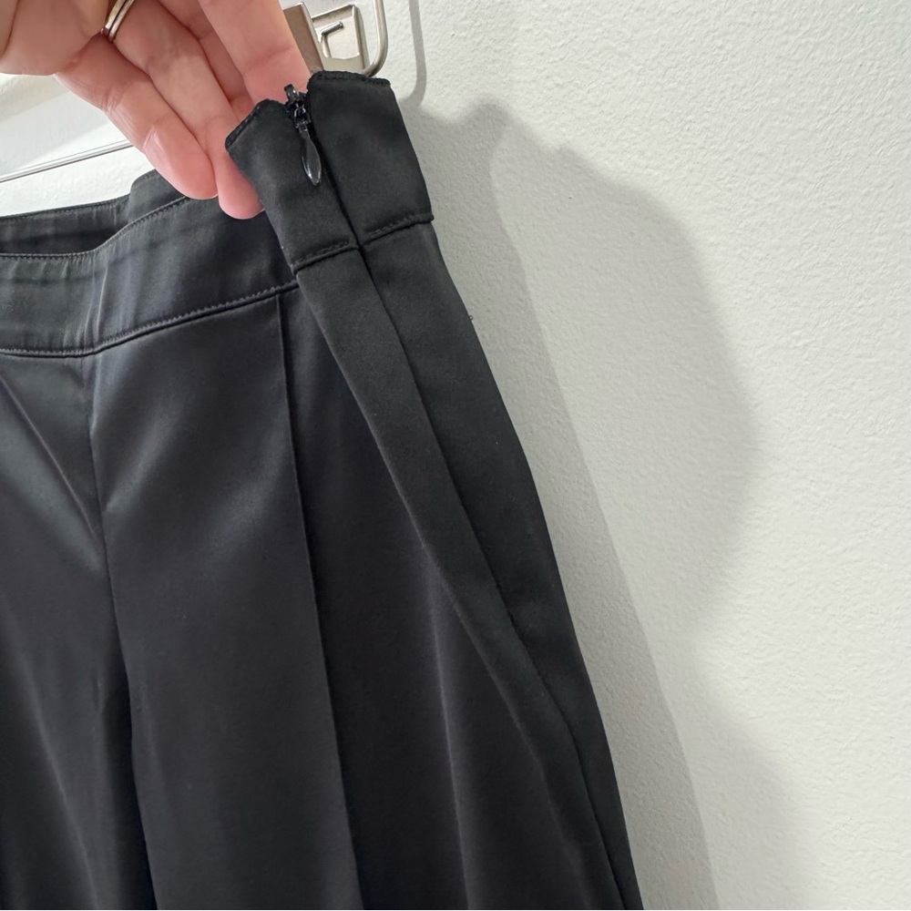 St. John Size 8 Liquid Satin Side Zip Cropped Pants - Picture 6 of 10